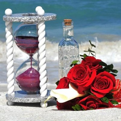 Heirloom Hourglass logo